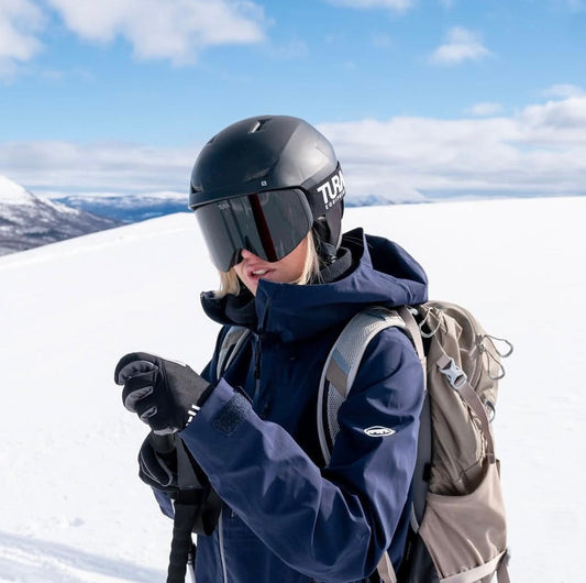Skidåkare med Tura Equipment Gemken skidglasögon på fjället